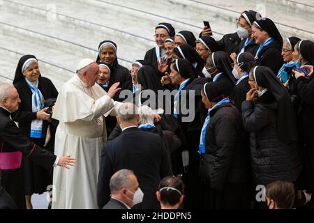 Vaticano. 05th Jan 2022. Papa Francesco incontra un gruppo di suore durante l'udienza generale Paolo VI nella Sala. (Foto di Stefano Costantino/SOPA Images/Sipa USA) Credit: Sipa USA/Alamy Live News Foto Stock