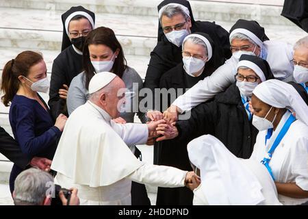 Vaticano. 05th Jan 2022. Papa Francesco incontra un gruppo di suore durante l'udienza generale Paolo VI nella Sala. (Foto di Stefano Costantino/SOPA Images/Sipa USA) Credit: Sipa USA/Alamy Live News Foto Stock