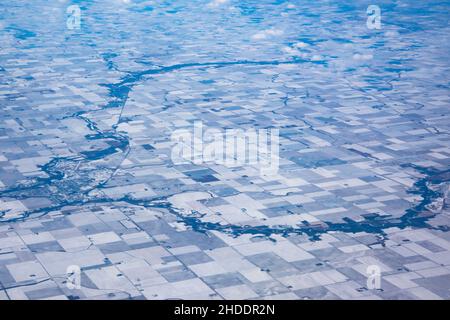 Vista aerea di Humbolt, Iowa isolato acquistare la tundra ghiacciata e cropland in inverno. Foto Stock