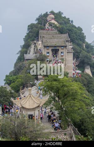 HUA SHAN, CINA - 4 AGOSTO 2018: Persone al picco Nord della montagna di Hua Shan nella provincia di Shaanxi, Cina Foto Stock