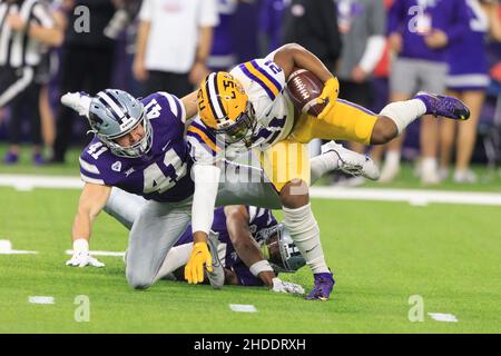 Kansas state Wildcats linebacker Austin Moore (41) impedisce a LSU Tigers che running back Corey Kiner (21) di guadagnare iarde extra dopo il contatto durante il Foto Stock