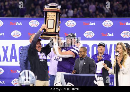 Il capo allenatore Chris Klieman e il quarto Skylar Thompson (7) del Kansas state Wildcats alzano il trofeo del campionato dopo aver sconfitto le Tigers LSU 42 - 2 Foto Stock