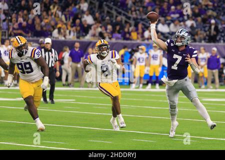 Kansas state Wildcats quarterback Skylar Thompson (7) fa il passo come LSU Tigers difensivo affrontare Jaquelin Roy (99) e la fine difensiva BJ Ojulari (8) Foto Stock