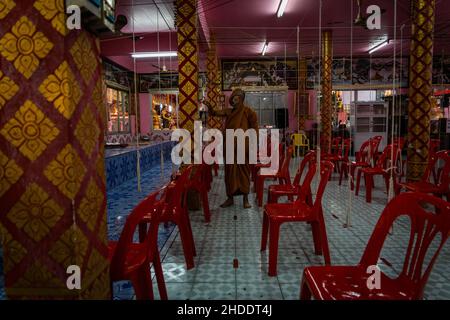 Bangkok, Tailandia. 31st Dic 2021. Monaco thailandese visto nel tempio durante il rituale di resurrezione al tempio. I devoti sono risuscitati in un rituale annuale di Capodanno a Wat Takien vicino a Nonthaburi. Questo rito inizia con una preghiera seguita dai partecipanti che cantano con santi fili avvolti intorno alla testa prima di stendersi in una bara per “morire” e essere purificati. (Foto di Matt Hunt/SOPA Images/Sipa USA) Credit: Sipa USA/Alamy Live News Foto Stock