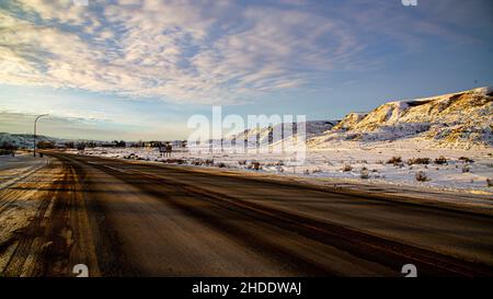 Aleberta, Canada - 21 2021 dicembre: Autostrada coperta di neve a Drumheller Alberta Foto Stock