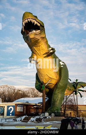 Drumheller, Canada - 21 2021 dicembre: Statua Gigantesque Dinosaur nel centro di Drumheller Alberta Foto Stock