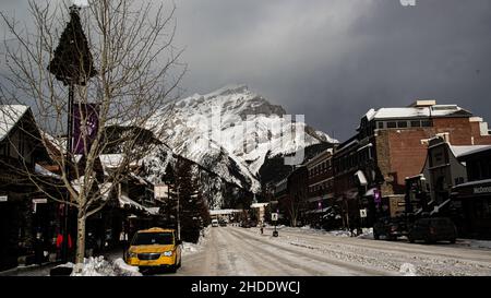 Banff, Canada - Dicembre 22 2021: Downtown Banff inverno vista di Natale con sfondo di montagne rockie Foto Stock