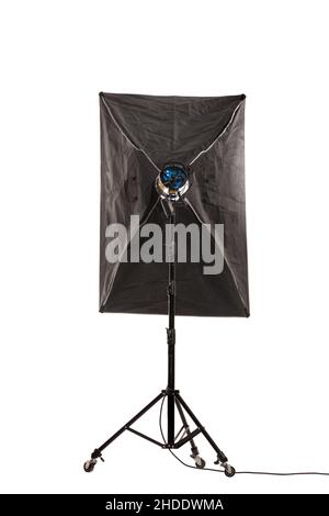 Flash con softbox su supporto con ruote. Apparecchiature di illuminazione studio isolate su sfondo bianco. Foto Stock