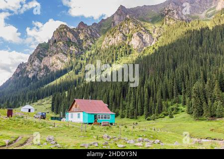 Casa in Altyn Arashan villaggio, Kirghizistan Foto Stock
