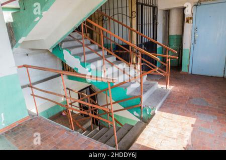 Scala tipica di un edificio di appartamenti a Bishkek, capitale del Kirghizistan. Foto Stock
