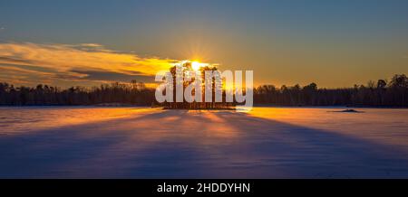 Alba sul Chippewa Flowage nel nord del Wisconsin. Foto Stock