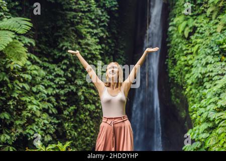 Giovane donna turistica sullo sfondo della cascata Leke Leke nell'isola di Bali Indonesia Foto Stock