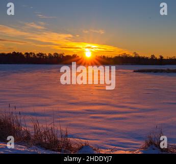 Alba sul Chippewa Flowage nel nord del Wisconsin. Foto Stock