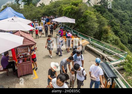 HUA SHAN, CINA - 4 AGOSTO 2018: Persone che visitano la montagna di Hua Shan nella provincia di Shaanxi, Cina Foto Stock