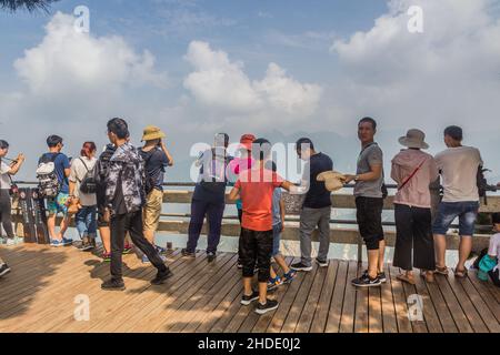 HUA SHAN, CINA - 4 AGOSTO 2018: Persone in un punto di vista della montagna di Hua Shan nella provincia di Shaanxi, Cina Foto Stock