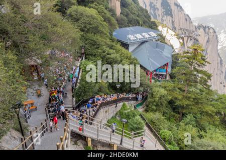 HUA SHAN, CINA - 4 AGOSTO 2018: Persone in attesa di una linea per una funivia al monte Hua Shan nella provincia di Shaanxi, Cina Foto Stock