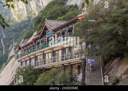 HUA SHAN, CINA - 4 AGOSTO 2018: Persone in un punto di vista della montagna di Hua Shan nella provincia di Shaanxi, Cina Foto Stock