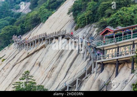 HUA SHAN, CINA - 4 AGOSTO 2018: Persone alle scale al monte Hua Shan nella provincia di Shaanxi, Cina Foto Stock