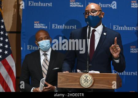 New York, Stati Uniti. 05th Jan 2022. Il presidente del Queens Borough Donovan Richards parla una conferenza stampa in cui il sindaco di NYC Adams (l) ha annunciato nuovi finanziamenti per gli ospedali di NYC, presso l'Elmhurst Hospital nel quartiere Queens di New York City, NY, 5 gennaio 2022. Il sindaco Adams ha annunciato che gli ospedali della città di New York riceverebbero $111M in nuovi finanziamenti come la variante di Omicron di COVID-19 surge attraverso la città e stabilisce le infezioni giornaliere record in tutti gli Stati Uniti. (Foto di Anthony Behar/Sipa USA) Credit: Sipa USA/Alamy Live News Foto Stock