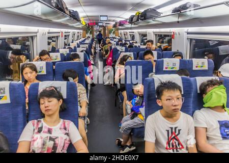 HUA SHAN, CINA - 4 AGOSTO 2018: Interno del secondo calss di un treno ad alta velocità in Cina Foto Stock