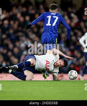 Londra, Gran Bretagna. 5th Jan 2022. Pierre-Emile Hojbjerg (davanti) di Tottenham Hotspur cade durante la prima tappa della semifinale EFL Cup tra Chelsea e Tottenham Hotspur a Londra, in Gran Bretagna, il 5 gennaio 2022. Credit: Li Ying/Xinhua/Alamy Live News Foto Stock