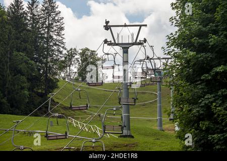 Foto degli impianti di risalita fermati in estate in Slovenia, a Bled, quando non c'è neve durante la stagione calda. Foto Stock