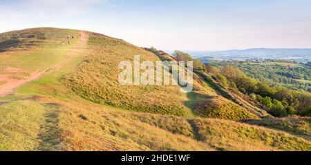 Malvern ,Worcestershire,Inghilterra,Regno Unito-Giugno 02 2021: Al mattino presto, camminatori scendere Sugarloaf Hill godendo del caldo tempo di sole come Th Foto Stock
