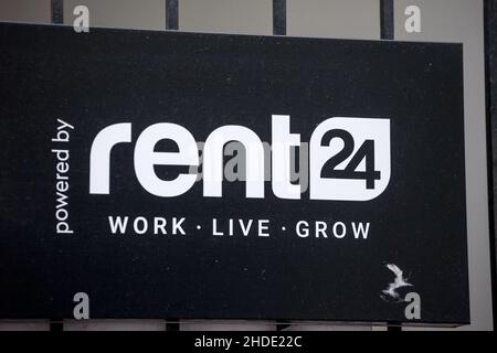 Immagine del logo di Rent24 davanti al loro spazio di coworking per la Serbia. Rent24 è una catena immobiliare tedesca specializzata nella coworking e negli uffici Foto Stock