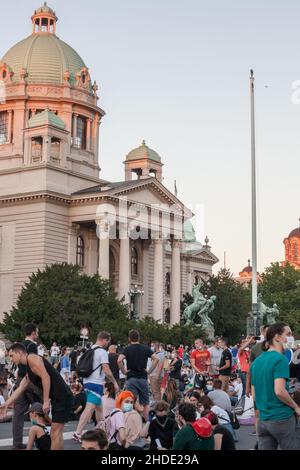 Immagine di una folla di manifestanti davanti al parlamento serbo a Belgrado, in Serbia, nel luglio 2020, che protestano contro il regime di Aleksandar Vucic e t Foto Stock