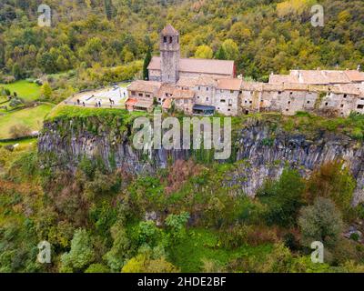 Veduta aerea di Castellfollit de la Roca, Catalogna, Spagna Foto Stock