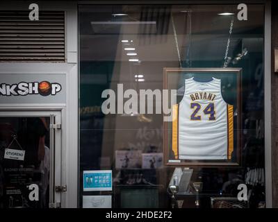 Foto di una maglia da basket Kobe Bryant in vendita in un negozio di Belgrado, Serbia. Kobe Bean Bryant era un giocatore di basket professionista americano. R Foto Stock