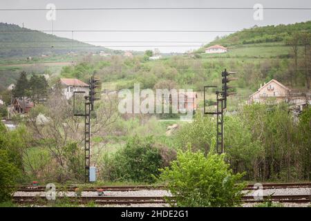 Immagine di un semaforo ferroviario, di un sistema di segnalazione, vecchio e decaduto, su linea di linea di linea di linea, pista elettrificata. Foto Stock