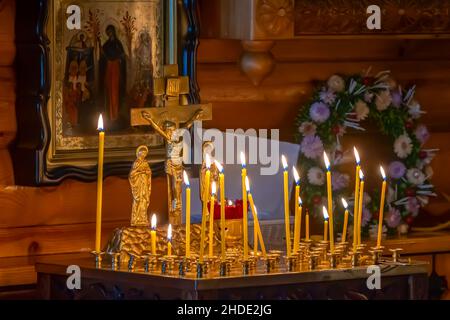 Novokuznetsk, Russia - 07.22.2021: Candele nella Chiesa di Giovanni il Guerriero, Ioann Voin Foto Stock