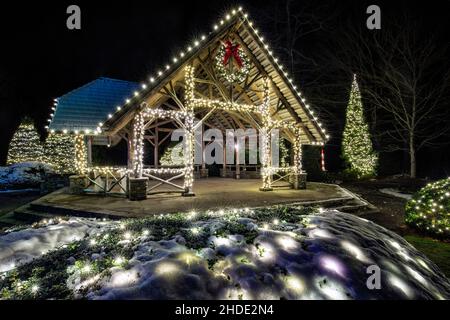 Mostra di luci di Natale sul Village Green, Cashiers, Carolina del Nord, Stati Uniti Foto Stock