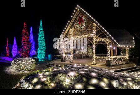 Mostra di luci di Natale sul Village Green, Cashiers, Carolina del Nord, Stati Uniti Foto Stock