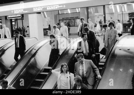 Persone che scenderanno la scala mobile nel World Trade Center nel 1989 Foto Stock