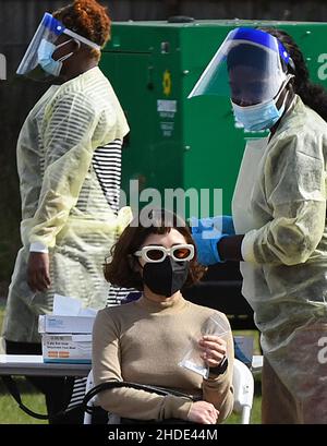 Apopka, Stati Uniti. 05th Jan 2022. Una donna attende un operatore sanitario per raccogliere il campione di tampone nasale in un sito di test COVID-19 a Edwards Field ad Apopka, Florida, mentre la variante Omicron si surge in Florida e in tutto il paese. I siti di test nell'area di Orlando stanno raggiungendo la capacità su base giornaliera, come la Florida ha aggiunto oltre 85.000 nuovi casi COVID-19 questo fine settimana scorso, dopo una settimana record di infezioni. Credit: SOPA Images Limited/Alamy Live News Foto Stock