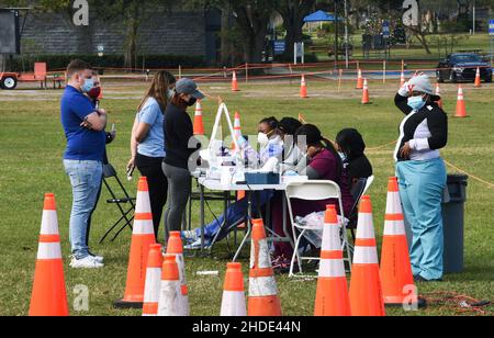 Apopka, Stati Uniti. 05th Jan 2022. Le persone si registrano per ricevere i test COVID-19 in un sito di test presso l'Edwards Field di Apopka, Florida, mentre la variante Omicron si surge in Florida e in tutto il paese. I siti di test nell'area di Orlando stanno raggiungendo la capacità su base giornaliera, come la Florida ha aggiunto oltre 85.000 nuovi casi COVID-19 questo fine settimana scorso, dopo una settimana record di infezioni. Credit: SOPA Images Limited/Alamy Live News Foto Stock