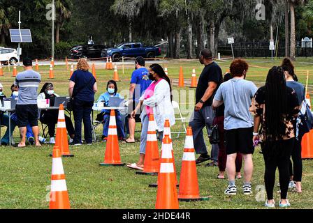 Apopka, Stati Uniti. 05th Jan 2022. Le persone si registrano per ricevere i test COVID-19 in un sito di test presso l'Edwards Field di Apopka, Florida, mentre la variante Omicron si surge in Florida e in tutto il paese. I siti di test nell'area di Orlando stanno raggiungendo la capacità su base giornaliera, come la Florida ha aggiunto oltre 85.000 nuovi casi COVID-19 questo fine settimana scorso, dopo una settimana record di infezioni. Credit: SOPA Images Limited/Alamy Live News Foto Stock