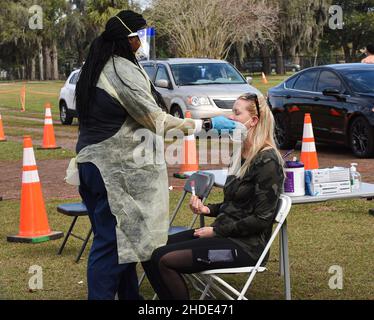 Apopka, Stati Uniti. 05th Jan 2022. Un operatore sanitario raccoglie un campione di tampone nasale da una donna in un sito di test COVID-19 a Edwards Field in Apopka, Florida, mentre la variante Omicron si surge in Florida e in tutto il paese. I siti di test nell'area di Orlando stanno raggiungendo la capacità su base giornaliera, come la Florida ha aggiunto oltre 85.000 nuovi casi COVID-19 questo fine settimana scorso, dopo una settimana record di infezioni. (Foto di Paul Hennessy/SOPA Images/Sipa USA) Credit: Sipa USA/Alamy Live News Foto Stock