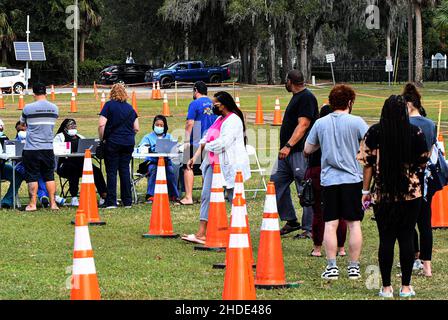 Apopka, Stati Uniti. 05th Jan 2022. Le persone si registrano per ricevere i test COVID-19 in un sito di test presso l'Edwards Field di Apopka, Florida, mentre la variante Omicron si surge in Florida e in tutto il paese. I siti di test nell'area di Orlando stanno raggiungendo la capacità su base giornaliera, come la Florida ha aggiunto oltre 85.000 nuovi casi COVID-19 questo fine settimana scorso, dopo una settimana record di infezioni. (Foto di Paul Hennessy/SOPA Images/Sipa USA) Credit: Sipa USA/Alamy Live News Foto Stock