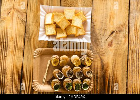 Helix Aspersa Muller, Maxima lumaca. Lumache commestibili con burro e condimenti. Foto Stock