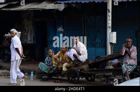 Vita quotidiana vicino al ghat Dhobi a Mumbai, India. Foto Stock