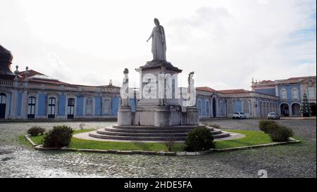 Statua di Maria i del Portogallo, nel cour d'honneur del Palazzo Queluz, nei pressi di Lisbona, Portogallo Foto Stock