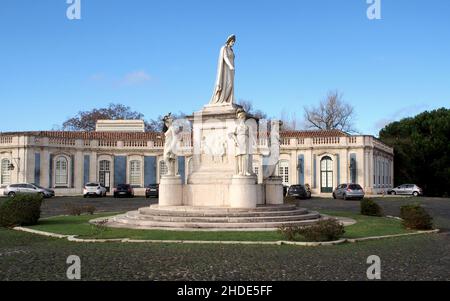 Statua di Maria i del Portogallo, nel cour d'honneur del Palazzo Queluz, nei pressi di Lisbona, Portogallo Foto Stock