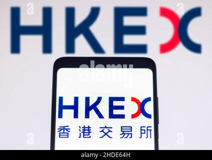 Brasile. 05th Jan 2022. In questa illustrazione, il logo Exchange of Hong Kong (SEHK) è visualizzato su uno smartphone e sullo sfondo. (Foto di Rafael Henrique/SOPA Images/Sipa USA) Credit: Sipa USA/Alamy Live News Foto Stock