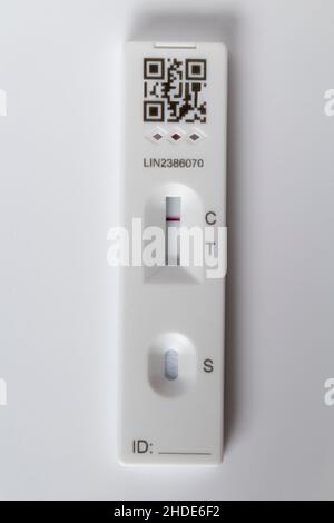 Test dell'antigene a flusso laterale negativo Covid -19 Foto Stock