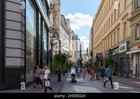 Budapest, Ungheria - Settembre 13 2019: La famosa zona pedonale di Vaci (Vaci utca), strada dello shopping con un sacco di negozi di moda di marca ben noti, Bu Foto Stock