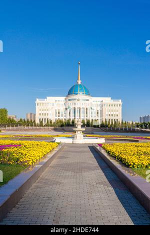 AK Orda Palazzo Presidenziale aperto nel 2004and ospita il personale amministrativo del presidente. Nur-Sultan, Astana, Kazakistan, Asia centrale. Foto Stock