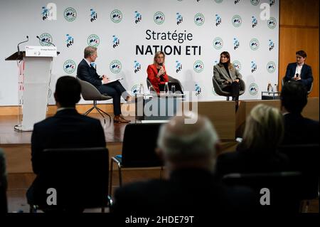 Tavola rotonda sul tema "produrre in Francia" con il ministro da sinistra a destra Agnes Pannier-Runacher (LREM) e Nelly Hemmo, amministratore delegato di Haladjian e Dimitri Dewavrin, presidente del consiglio di amministrazione di Dewavrin Cosmetics, durante la conferenza sulla strategia nazionale delle medie imprese, presso il centro Pierre Mendes, a Parigi, Il 5 gennaio 2022. Foto di Mylene DeRoche/ABACAPRESS.COM Foto Stock